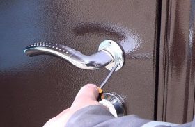 Замена дверной ручки металлической двери в Тимашёвске