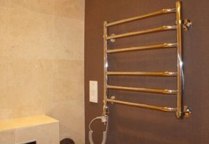 Установка электрического полотенцесушителя в ванной в Тимашёвске